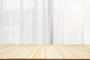 vuoto legna tavolo superiore con finestra tenda astratto sfocatura sfondo per Prodotto Schermo foto