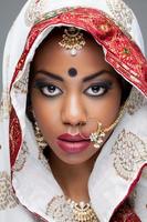 donna indiana in abiti tradizionali con trucco da sposa e gioielli