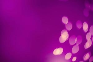 buio viola festivo Natale bellissimo astratto sfondo con bokeh luci. vacanza struttura con copia spazio. può essere Usato come sfondo, Riempimento per un' sito web, sfocato foto