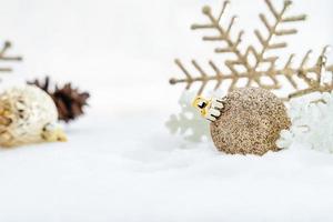 Natale di inverno - Natale i fiocchi di neve su neve, inverno vacanze concetto. bianca e d'oro i fiocchi di neve decorazioni nel neve sfondo foto