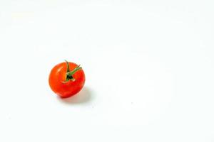 pomodori isolato su bianca sfondo. mazzo il rosso tometo isolato nel bianca sfondo suo fresco nutriente e agrumato foto