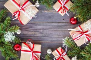 Natale sfondo con abete albero e decorazioni e regalo scatole su di legno tavola foto