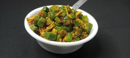 uovo bhindi chiamato ocra con uovo, uovo bhindi un' gustoso piatto nel India, uovo bhindi friggere foto