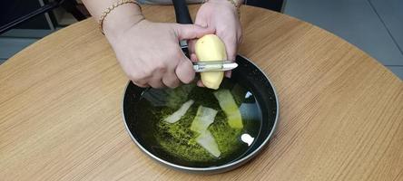 Patata bucce nel olio per fabbricazione processi di Patata patatine fritte, aalù patatine fritte foto