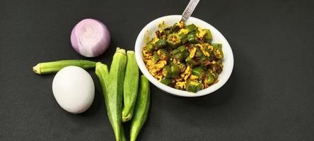 uovo bhindi chiamato ocra con uovo, uovo bhindi un' gustoso piatto nel India, uovo bhindi friggere foto