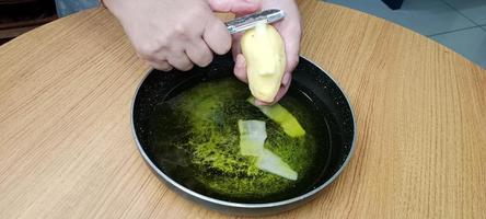 Patata bucce nel olio per fabbricazione processi di Patata patatine fritte, aalù patatine fritte foto