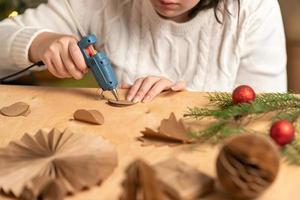 ragazza fa Natale albero decorazioni su di carta con sua proprio mani. passo 3. passo dopo passo istruzione foto