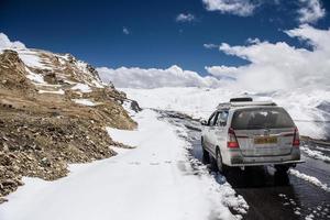 Kashmir, India - luglio 20 auto turista su il modo partire per neve Moutain su luglio 20,2015 nel Kashmir, India foto