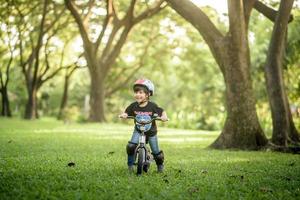 bangkok Tailandia - ott 09, 2016 contento allegro bambino ragazzo equitazione un' bicicletta nel parco nel il natura foto