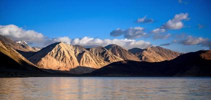 pangong lago nel ladakh, nord India. pangong tso è un endoreico lago nel il Himalaya situato a un' altezza di di 4.350 m foto