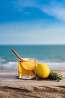 rinfrescante cocktail su spiaggia tavolo. foto