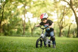 bangkok Tailandia - ott 09, 2016 contento allegro bambino ragazzo equitazione un' bicicletta nel parco nel il natura foto