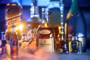 bangkok, Tailandia - sett. 07, 2022 Hennessy bottiglia, il famoso Cognac marca a partire dal Cognac. Francia e altro liquore Marche nel il sfondo con freddo Fumo ghiaccio foto