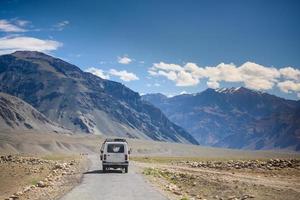 Kashmir, India - luglio 15 auto turista su il modo partire per neve Moutain su luglio 15,2015 nel Kashmir, India foto