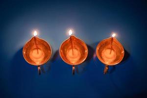 contento diwali. diya su blu sfondo. tradizionale olio lampada. festeggiare Festival di luce. foto