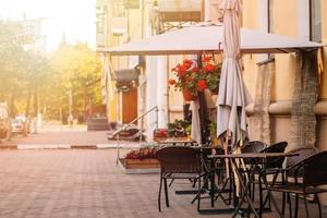 strada bar nel vecchio cittadina. vuoto tavoli e sedie. autunno città Visualizza. Vintage ▾ stile, di moda neutro colori. foto