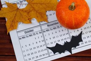 Halloween è In arrivo presto, ottobre calendario e zucca. foto