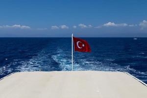 Turco bandiera nel nave foto