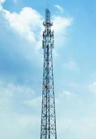 torre delle telecomunicazioni con sfondo azzurro del cielo foto