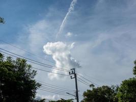 nuvole bianche con sfondo azzurro del cielo foto