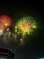 celebrazione dei fuochi d'artificio nel cielo scuro foto