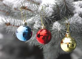 Natale festivo decorazione nel il modulo di un' Natale albero con argento giocattoli. creativo vacanza design. cartone animato piatto illustrazioni. bianca sfondo. Natale telaio. foto