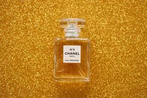 ternopil, Ucraina - settembre 2, 2022 chanel numero 5 eau prima In tutto il mondo famoso francese profumo bottiglia su brillante luccichio sfondo nel viola colori foto