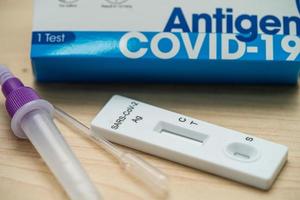 impostato di saliva antigene test kit per dai un'occhiata covid19 coronavirus uso nel casa. foto