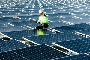 ritratto di un' sorridente lavoratore, installazione solare batterie, chi è in piedi su scala a solare pianta contro blu cielo, mostrando pollice su. concetto di alternativa fonti di energia. foto