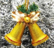 Due Natale campane decorazione con festivo sfondo. tintinnio campane foto