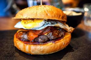 avvicinamento di delizioso fresco Hamburger su il tavolo nel ristorante. foto