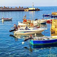 Barche nel piccolo porta nel villaggio panorama a Creta isola, Grecia foto