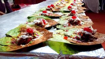 betel foglia o meetha banarasi paan guarnito con ciliegia frutta e tutti genere di indiano banarasi ingredienti o masala per saldi. foto