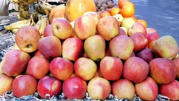 mucchio di indiano mele per vendere nel Locale mercato foto