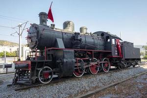 vecchio treno blu cielo e ciottoli foto