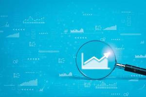azione mercato e scambio attività commerciale idee finanziario crescita grafico digitale moneta azione mercato, ingrandimento bicchiere su blu sfondo foto