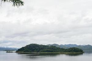 paesaggio di Tailandia. mare e montagna nel il sera. foto