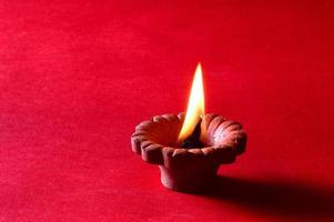 lampade di argilla diya accese durante la celebrazione di diwali. biglietto di auguri.