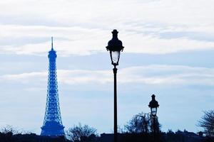 eiffel Torre nel Parigi su blu tramonto foto