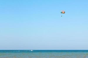 parasailing su mare di azov, golubitskaja ricorrere foto