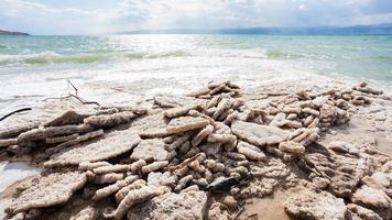 naturale sale su costa di morto mare nel inverno foto