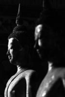 statua di buddha in bianco e nero foto