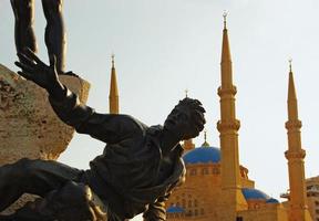 il statua di il martiri sta nel beirut, Libano, e era creato di Marino mazzacurati. il restauro intenzionalmente conservato il votazione di guerra danno. foto