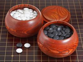 partire gioco pietre e di legno ciotole su di legno goban foto