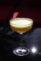 bellissimo cocktail nel un' bicchiere con un' sfocato sfondo foto