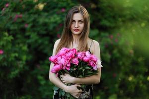 ragazza nel il campo di fiori. ritratto di un' ragazza con rosa fiori foto