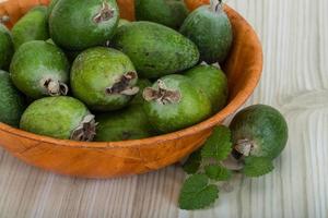 feijoa nel un' ciotola su di legno sfondo foto