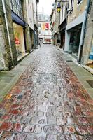 vecchio pavimentata strada nel dinan foto