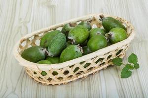 feijoa nel un' cestino su di legno sfondo foto