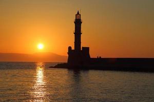 Siluetta del faro al tramonto Chania Creta
